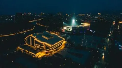 利物浦客场胜曼城领跑英超，米兰惊现诡异乌龙，曼联动态一览_英超赛事盘点